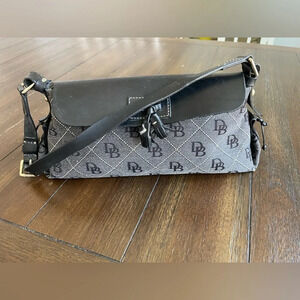 Dooney & Bourke logo shoulder bag
